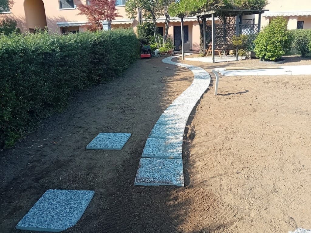 Terreno ripulito e livellato con nuovo camminamento in lastre di ghiaia lavata