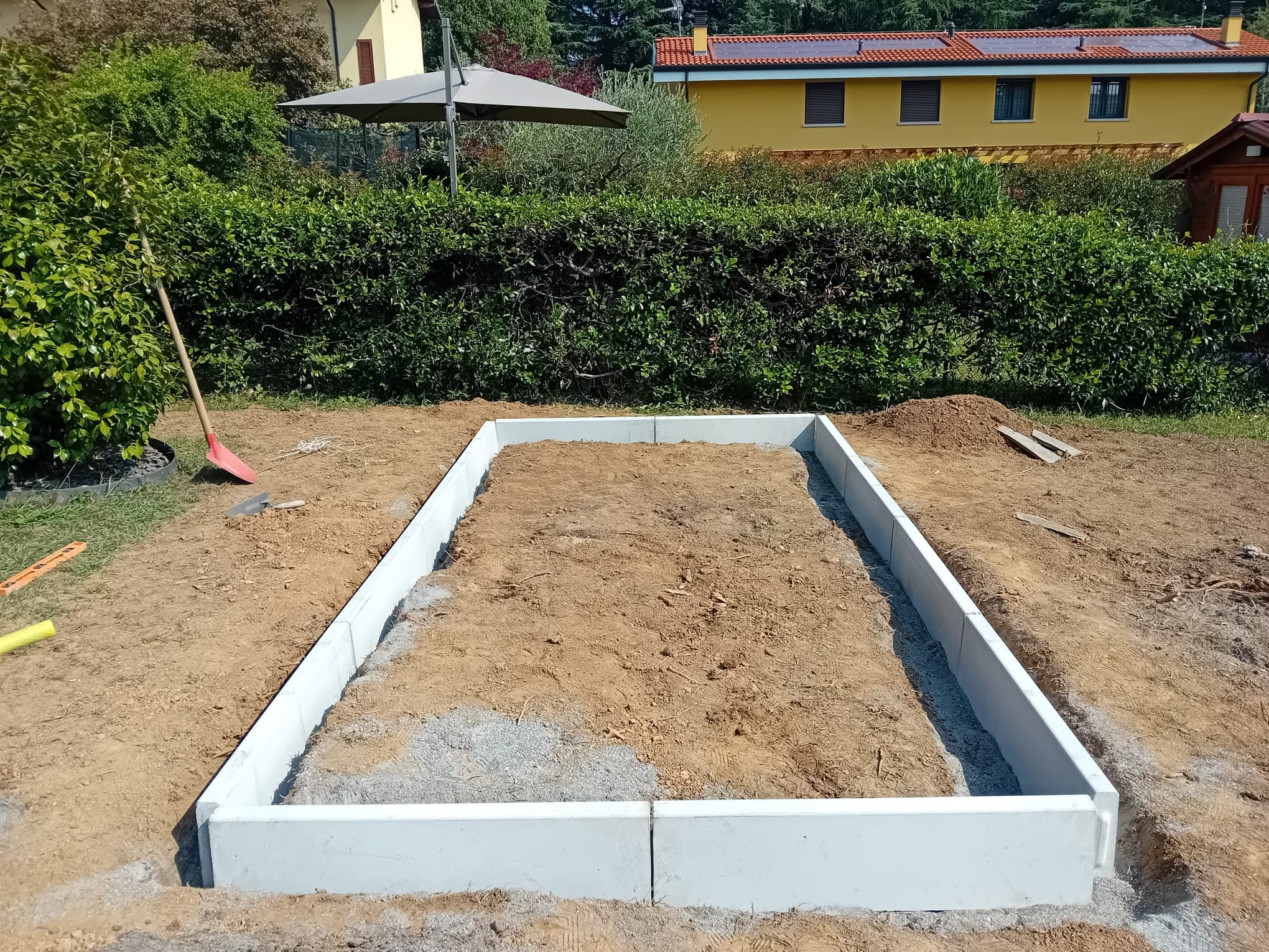 Scavo dell'area delimitato da cordoli prefabbricati in cemento