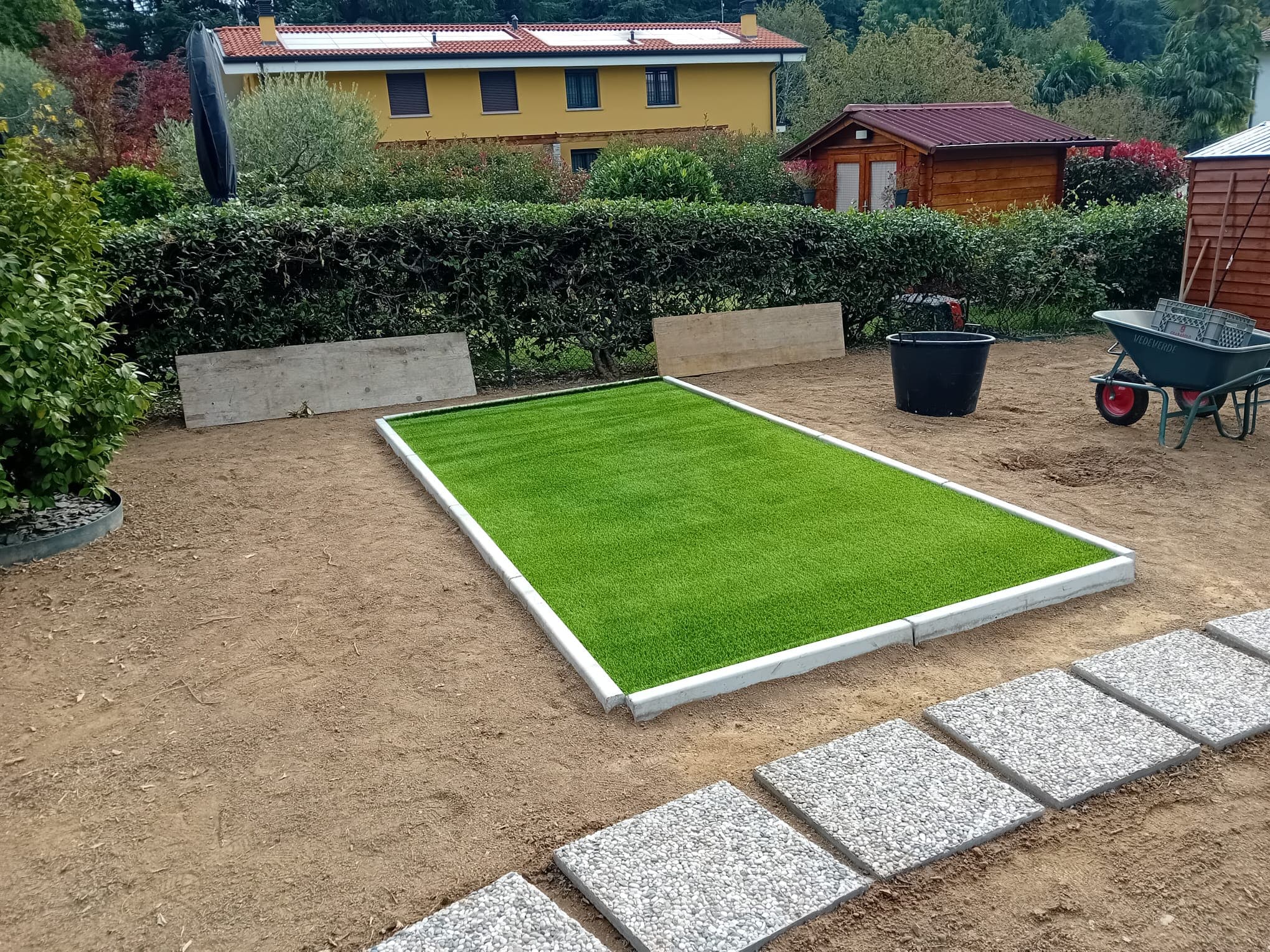Prato sintetico posato all'interno dei cordoli in cemento