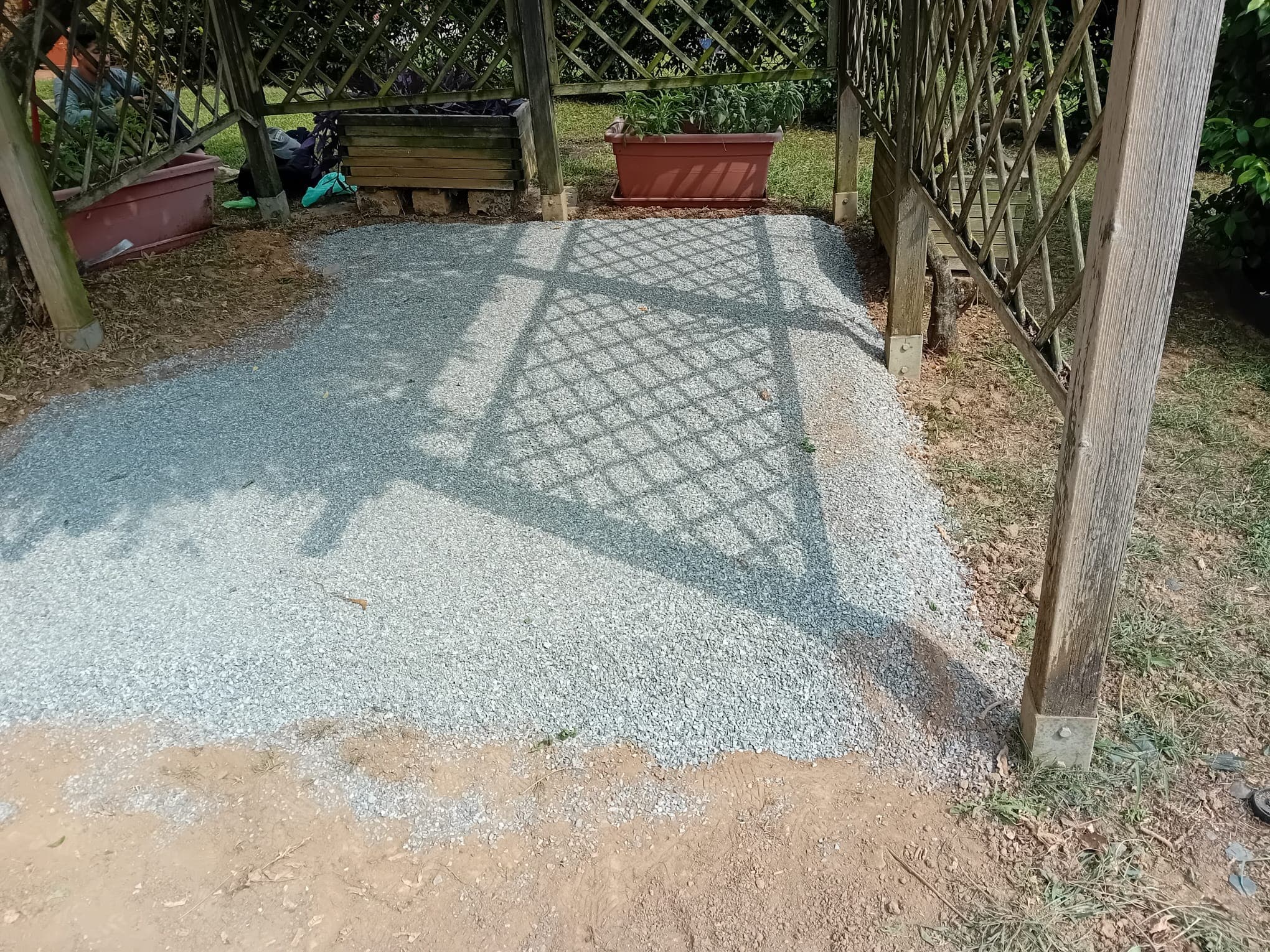 Strato di ghiaia steso come base sotto il gazebo in legno
