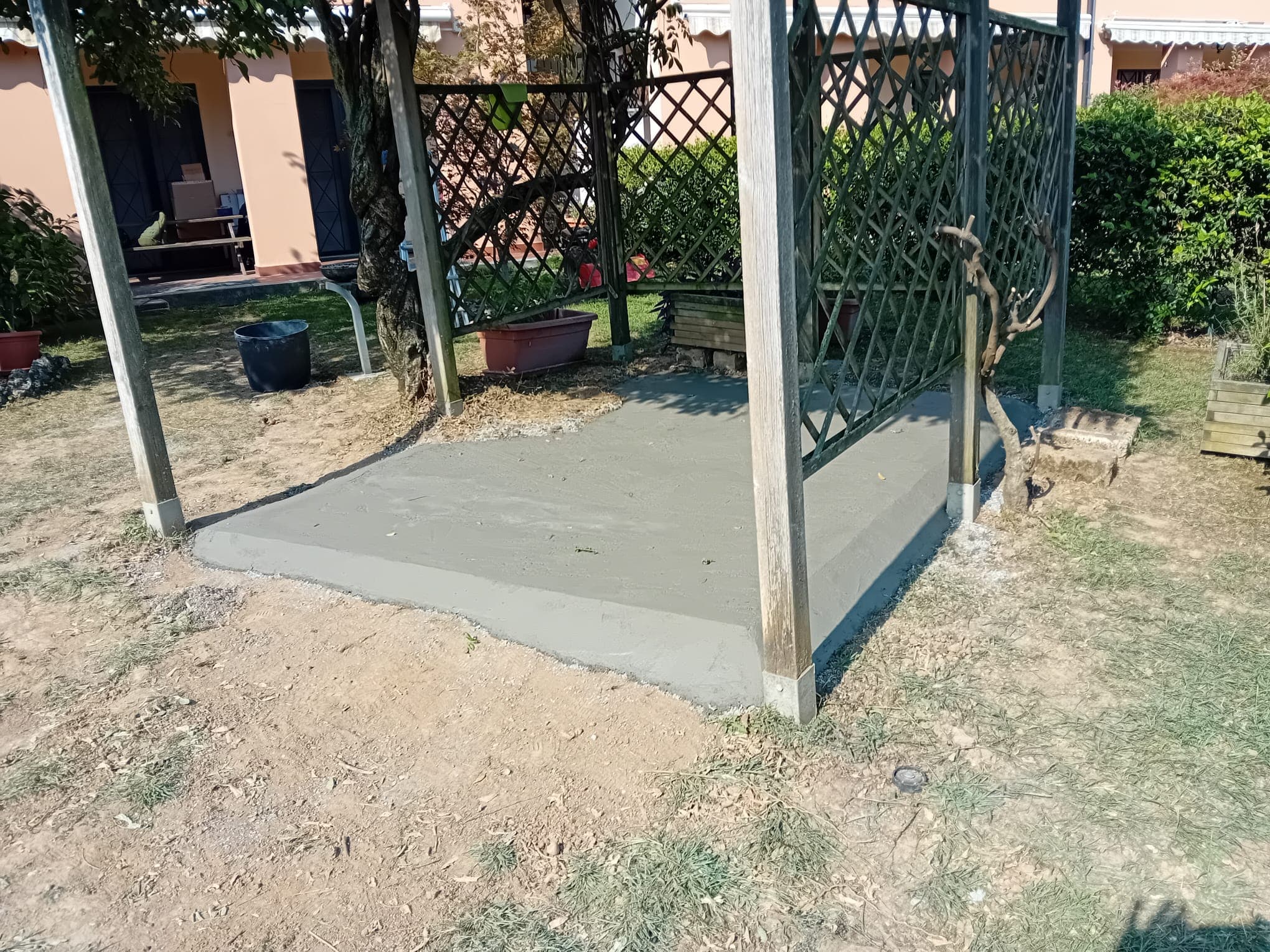 Massetto in cemento livellato sotto il gazebo