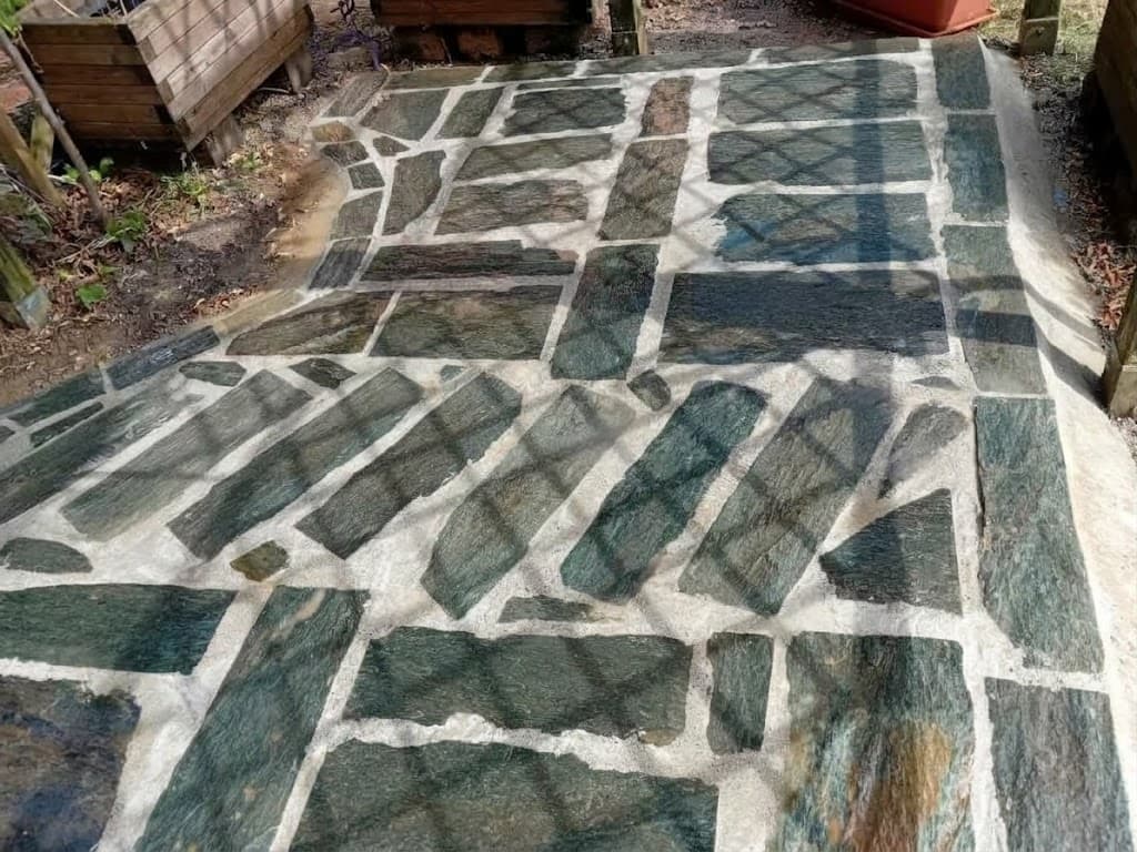 Posa di lastre in pietra naturale sul massetto del gazebo